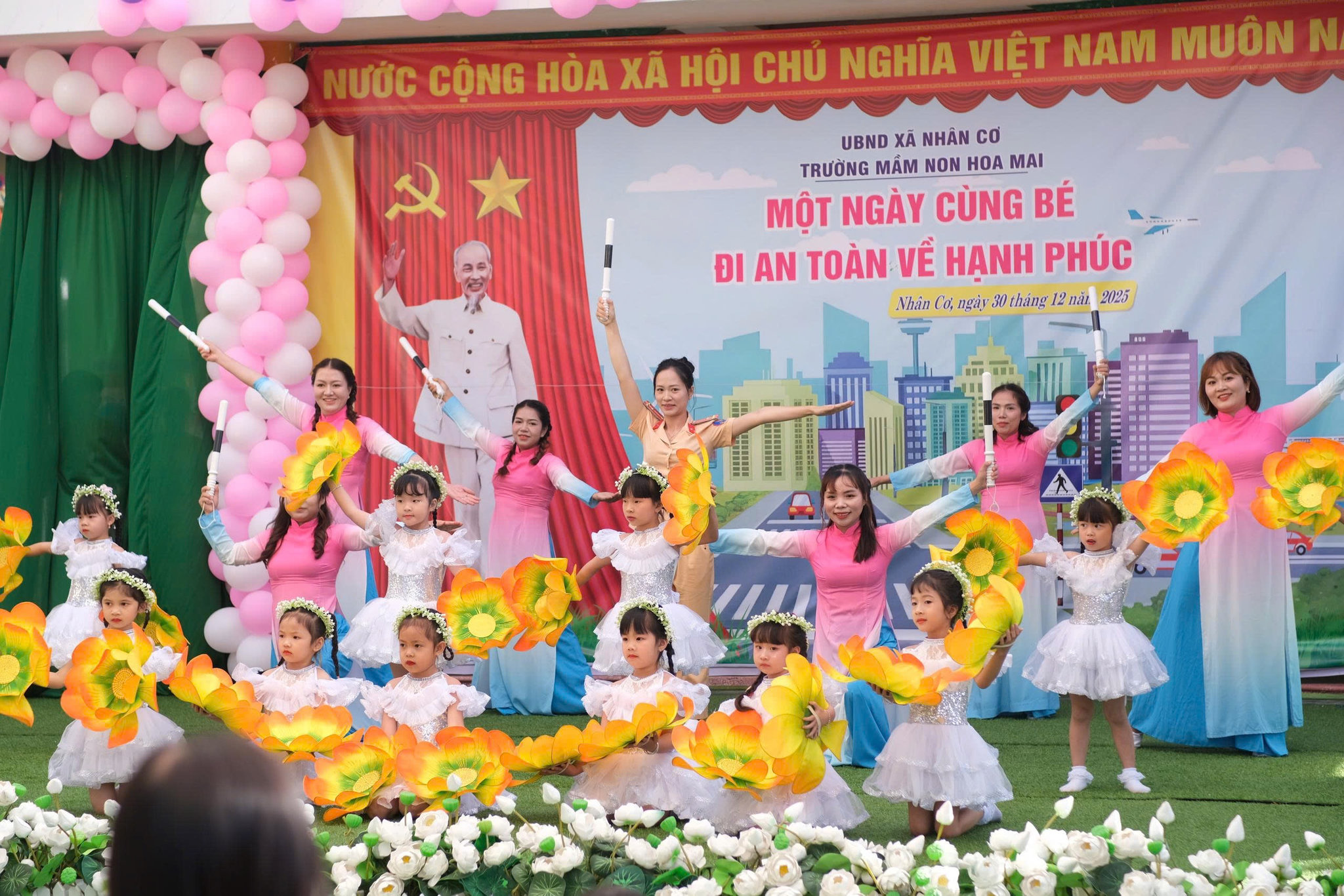 Các tiết mục tuyên truyền về luật an toàn giao thông do đội ngũ giáo viên, học sinh thể hiện