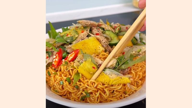 Món mì trộn gà xé thơm ngon hấp dẫn