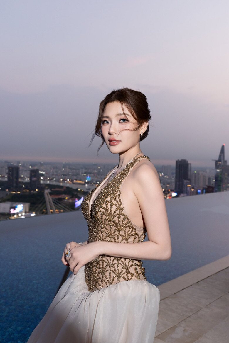 Thúy Diễm khoe loạt ảnh xinh đẹp ngắm hoàng hôn.