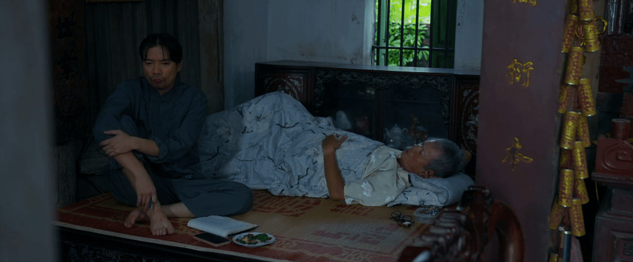 Hoàng từ quê lên kiểm tra tình hình kinh tế của gia đình anh trai.