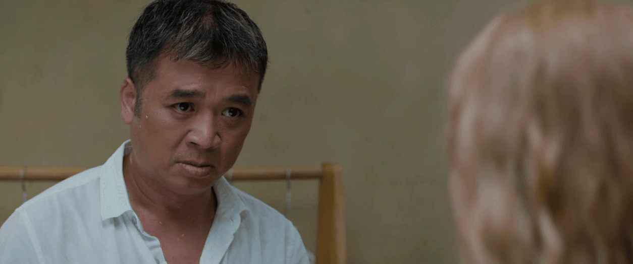 Ông Thăng buồn bã nhắc nhở con gái về danh dự trước khi ra về.