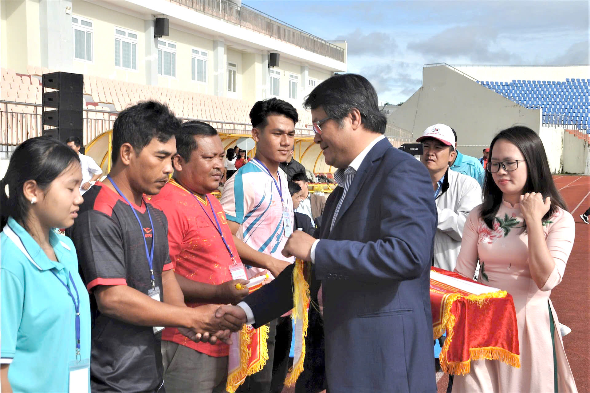 lanh-dao-so-van-hoa-the-thao-va-du-lich-trao-co-luu-niem-cho-cac-cum-tham-du-tai-hoi-thao-tdtt-cac-dan-toc-thieu-so-tinh-lam-dong-vua-dien-ra-moi-day.jpg