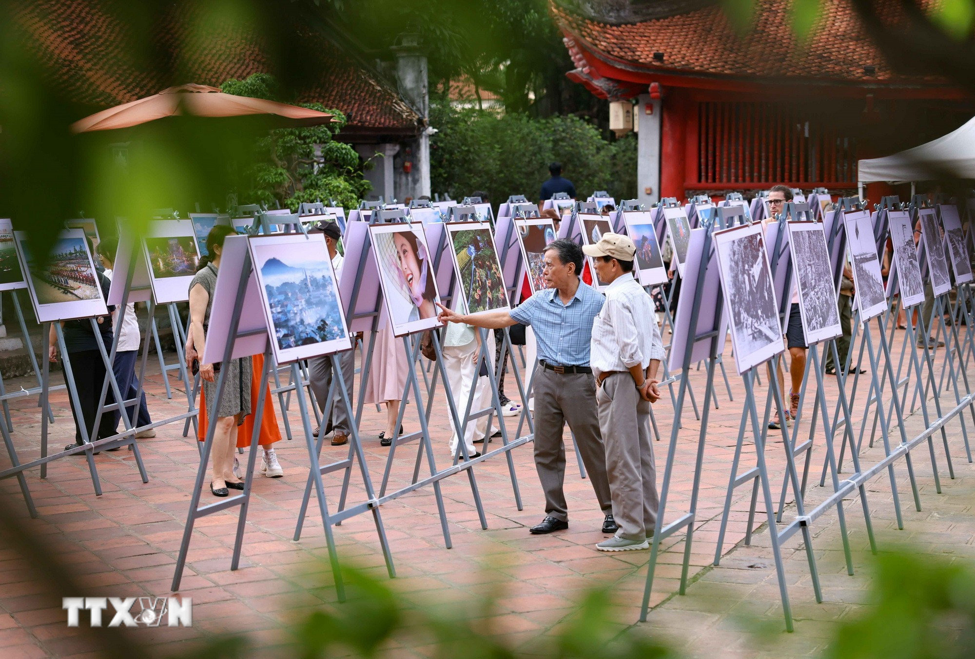 ttxvn-trien-lam-anh-thoi-su-nghe-thuat-to-quoc-80-mua-thu-doc-lap-8341237.jpg