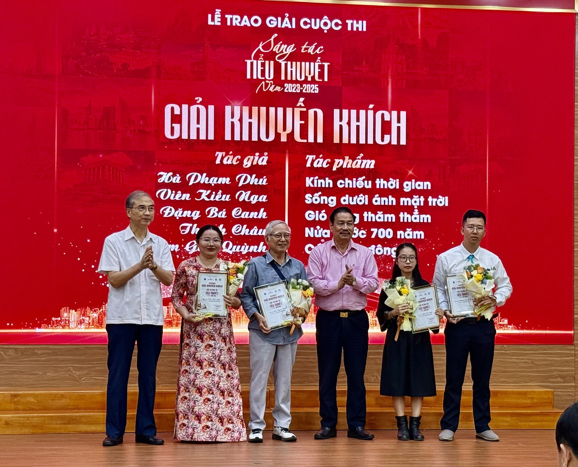 le-trao-giai-cuoc-thi-sang-tac-tieu-thuyet-thoi-bao-van-hoc-nghe-thuat-lan-thu-nhat-2023-2025-8331058.jpg