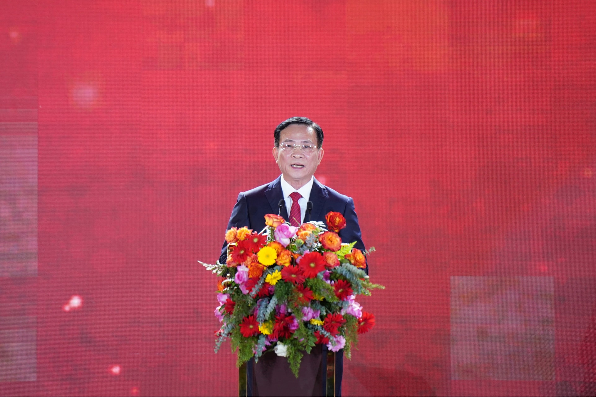 Ο σύντροφος Χο Βαν Μουόι, Αναπληρωτής Γραμματέας της Επαρχιακής Επιτροπής του Κόμματος και Πρόεδρος της Επαρχιακής Λαϊκής Επιτροπής Λαμ Ντονγκ, εκφώνησε την εναρκτήρια ομιλία του προγράμματος.