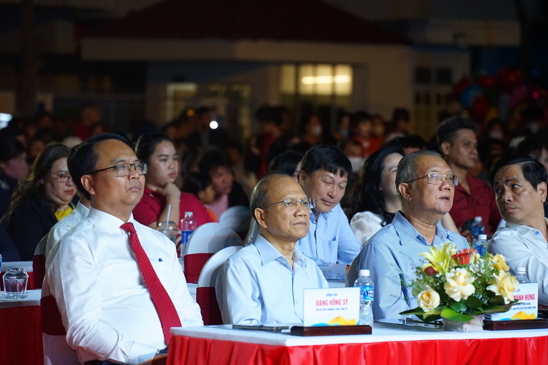 Ο σύντροφος Ντανγκ Χονγκ Σι, Μόνιμος Αναπληρωτής Γραμματέας της Επαρχιακής Επιτροπής του Κόμματος, μαζί με πρώην ηγέτες της Επαρχιακής Επιτροπής του Κόμματος, παρακολούθησαν το πρόγραμμα.