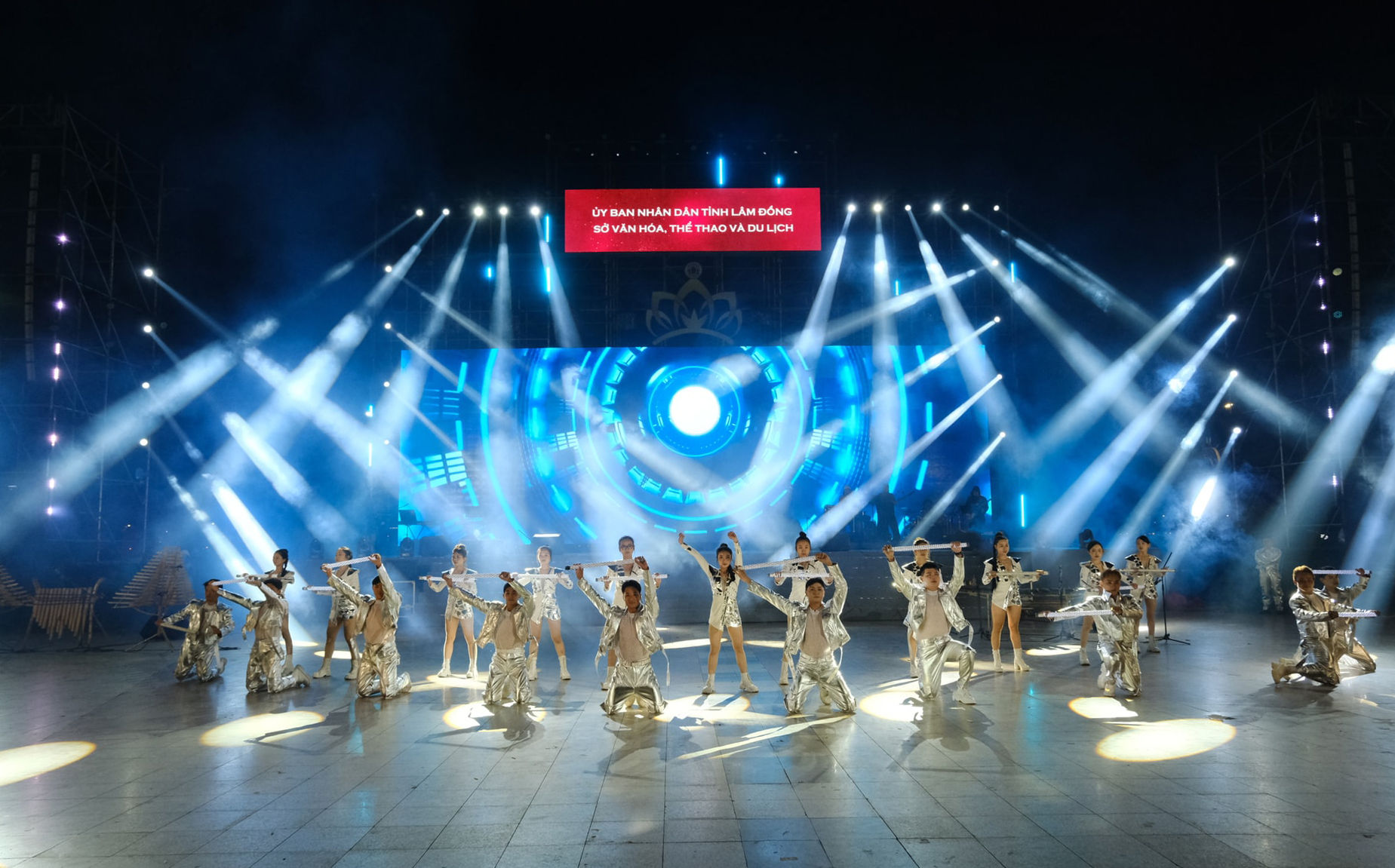 Tiết mục nhảy hiện đại sôi động tại buổi tổng duyệt chương trình nghệ thuật “Chào năm mới 2026” tại Quảng trường Lâm Viên, phường Xuân Hương - Đà Lạt