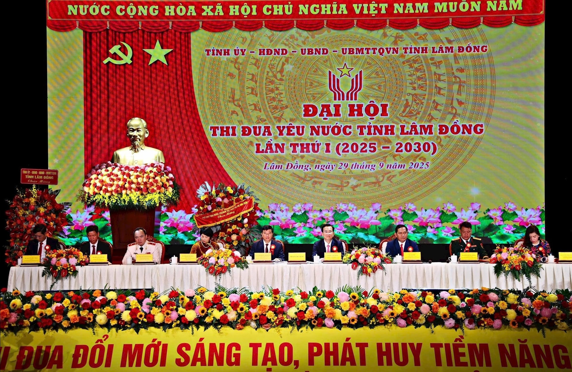 Comrade Y Thanh Hà Niê Kđăm, Central Committee member of the Party, Secretary of the Provincial Party Committee, and Head of the Lam Dong National Assembly Delegation, along with members of the Presidium presiding over the Congress