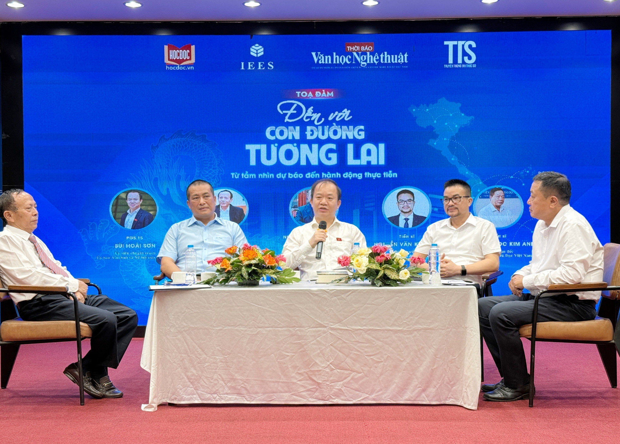 den-voi-con-duong-tuong-lai.jpg