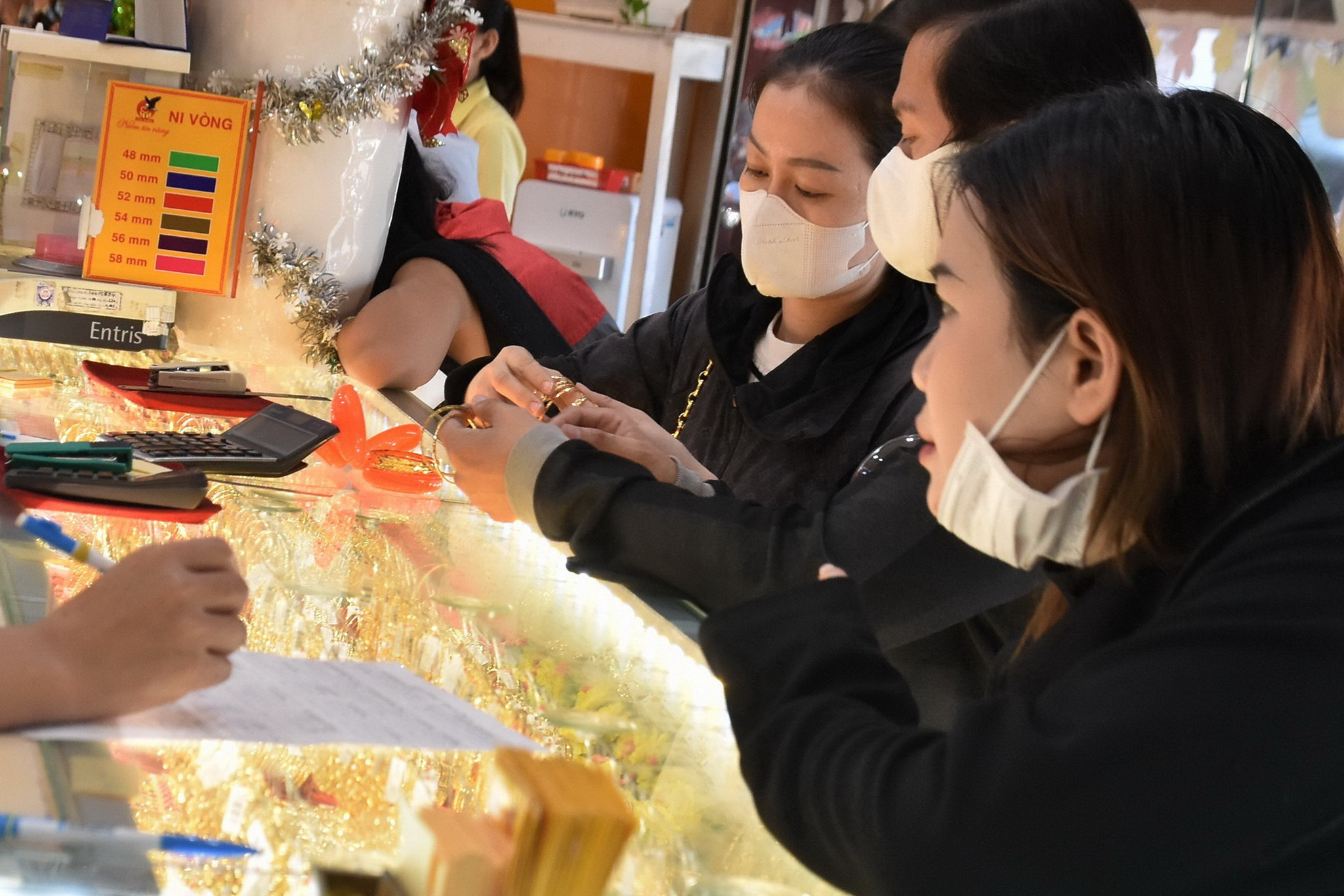 Cập nhật giá vàng trưa hôm nay 01/01/2026: Giá vàng SJC, giá vàng 24k 9999, giá vàng nhẫn, vàng thế giới 