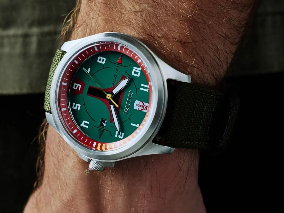 Đồng hồ Citizen phiên bản Boba Fett với thiết kế xanh lục và đỏ đặc trưng.