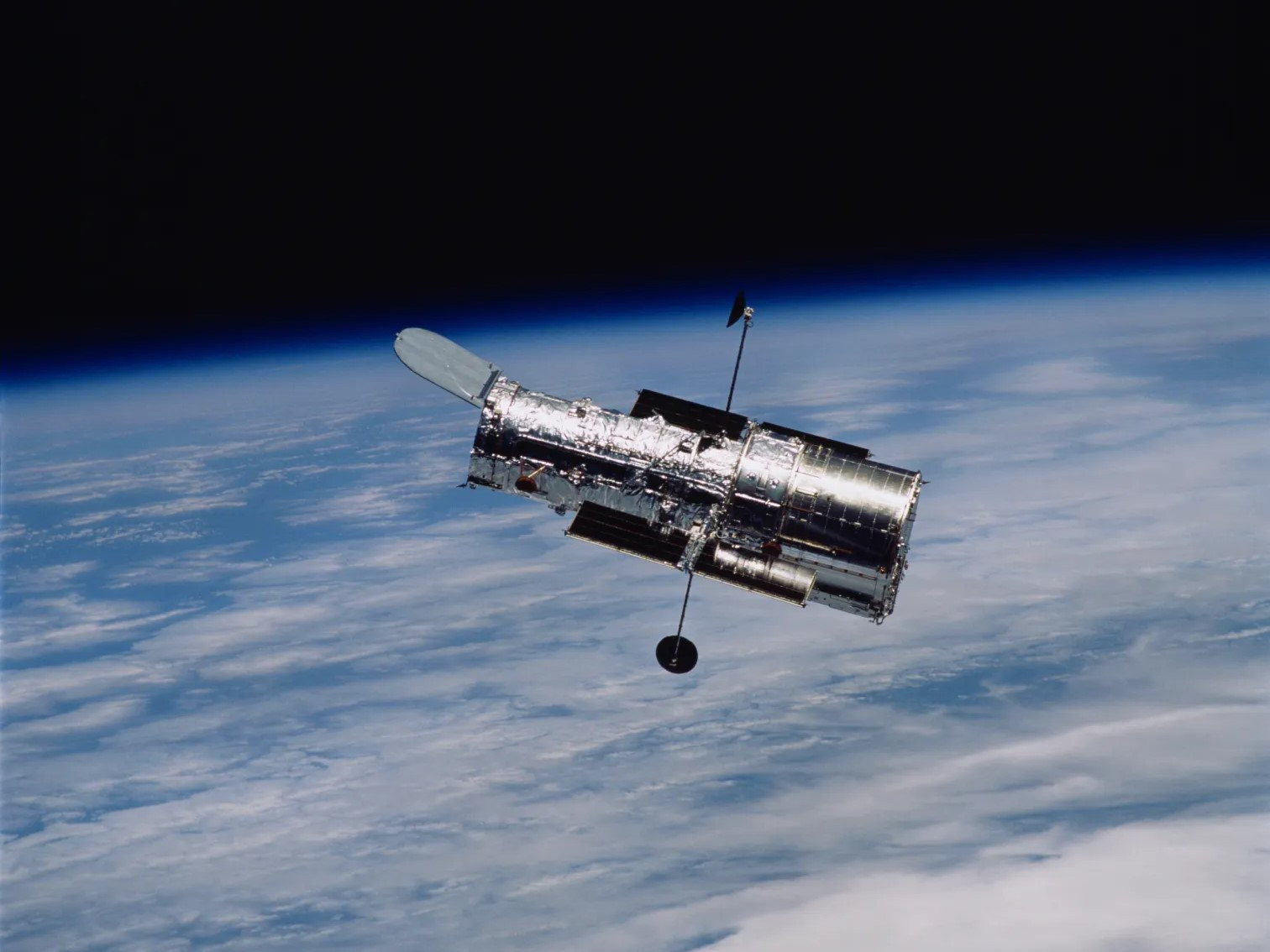 Kính viễn vọng không gian Hubble đang hoạt động trên quỹ đạo Trái Đất
