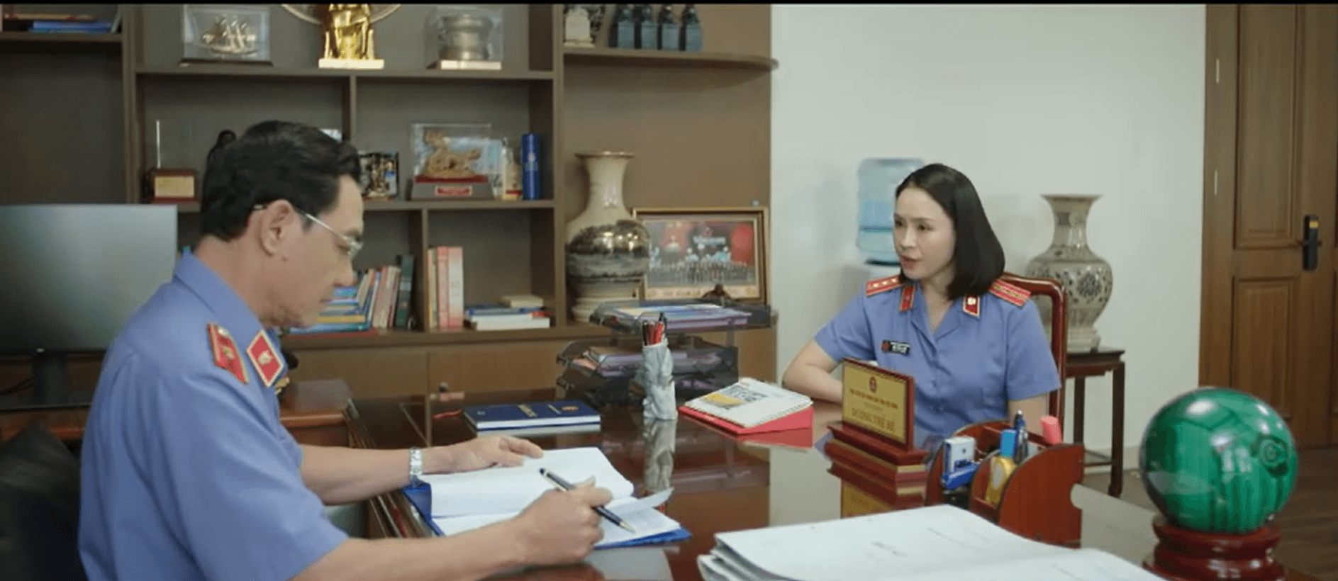 Chủ tịch Thủy trao đổi với Bí thư Sơn