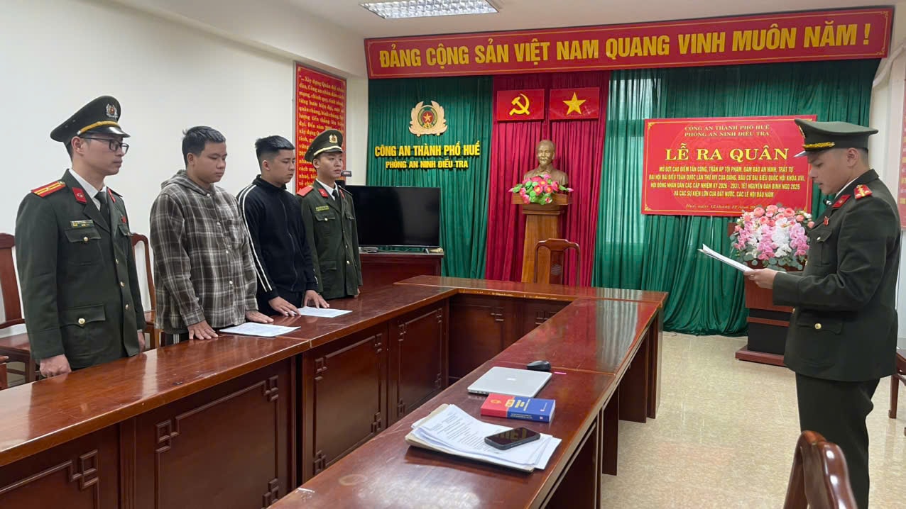 Cơ quan Công an tống đạt quyết định khởi tố đối với Trần Văn Bi và Võ Khắc Thành Huy