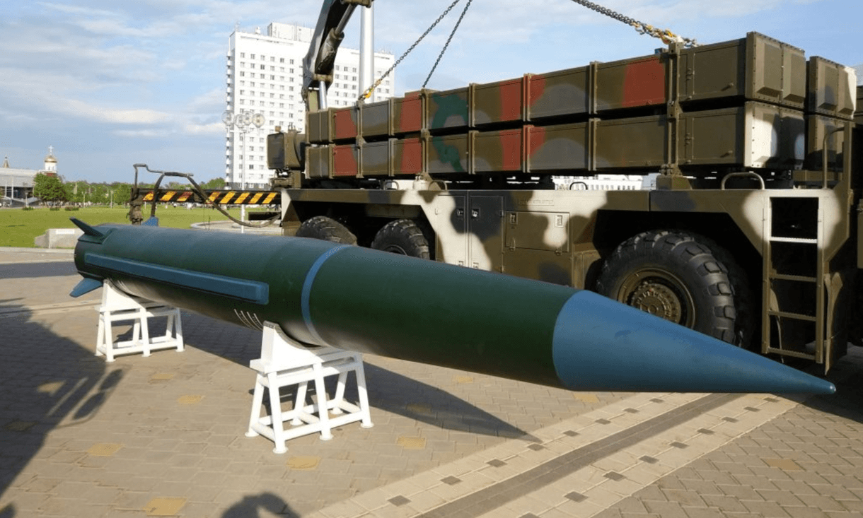 Mô hình tên lửa đạn đạo M20 và hệ thống Polonez tại triển lãm quân sự