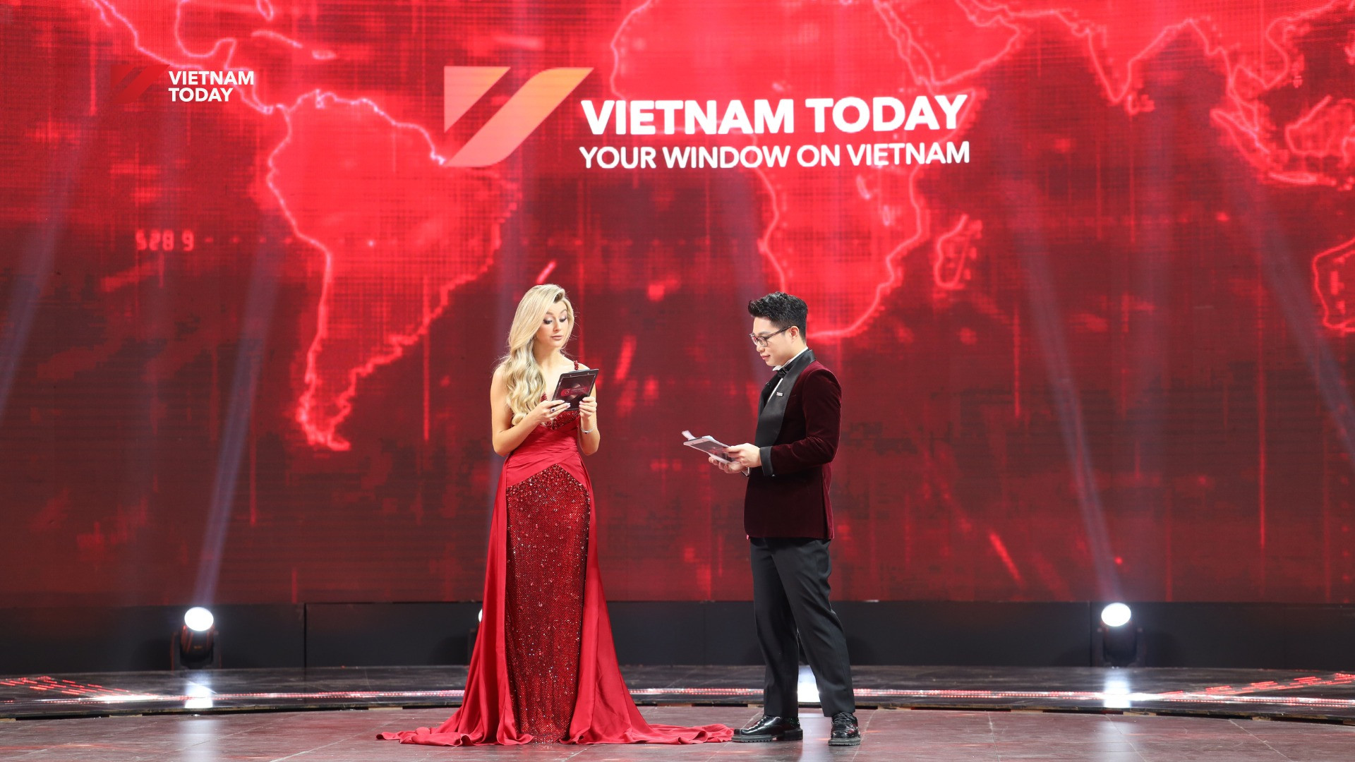 Miss Cosmo Yolina Lindquist và MC Dylan dẫn dắt chương trình Symphony of Vietnam.