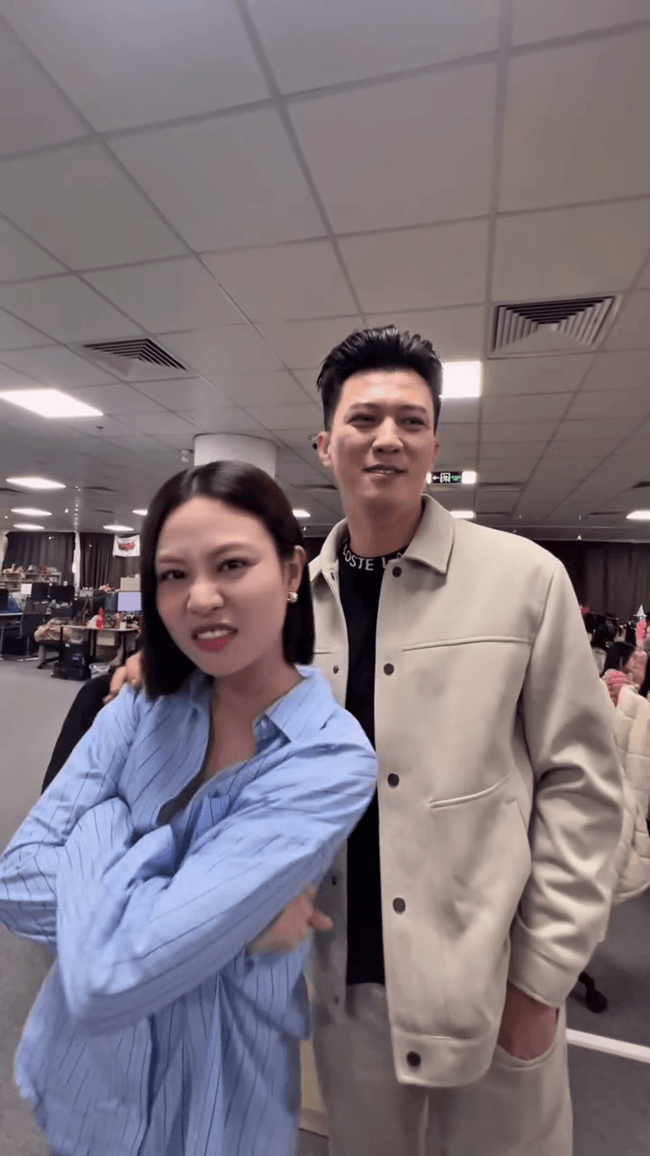 Quỳnh Châu và Hà Việt Dũng chụp ảnh kỷ niệm ngày đóng máy