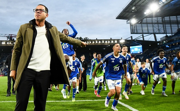 Liam Rosenior ăn mừng cùng các cầu thủ Strasbourg tại Ligue 1