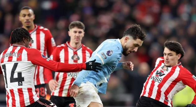 Rayan Cherki nỗ lực khuấy đảo hàng thủ Sunderland