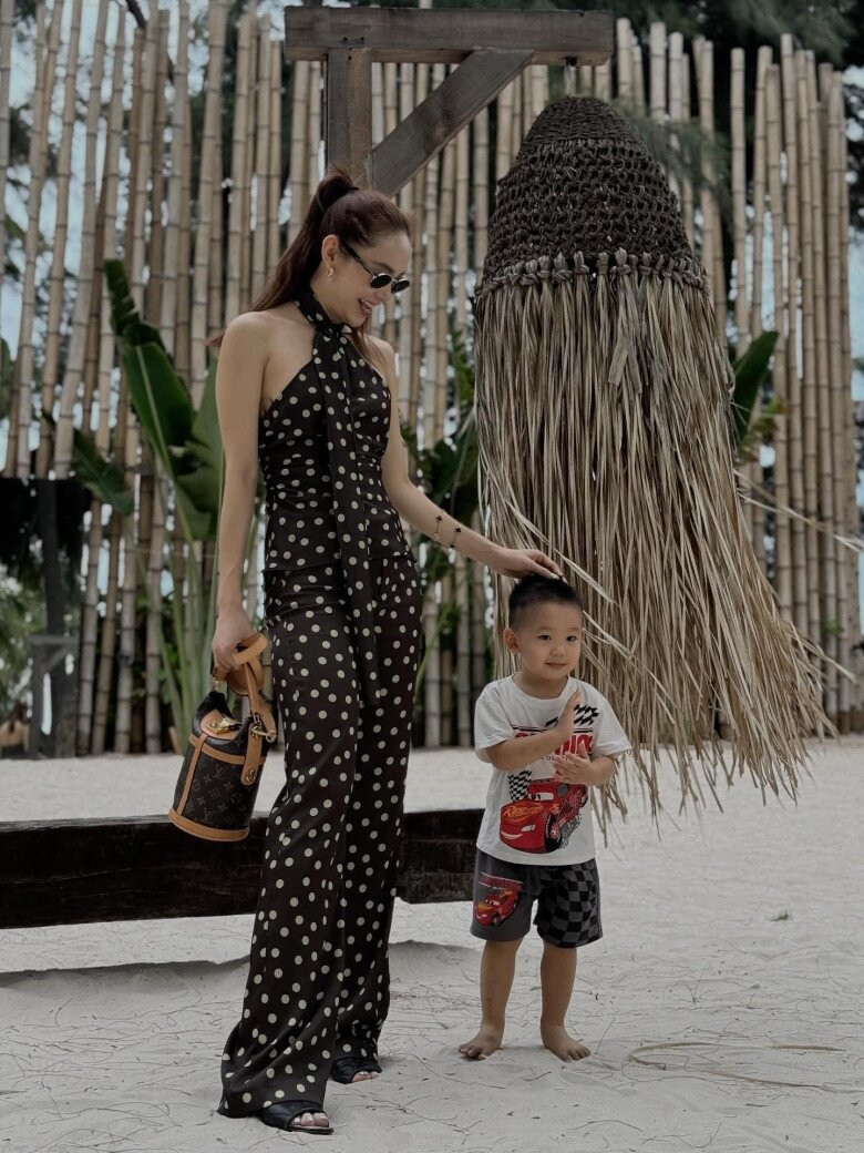 Nhan sắc của “mẹ bỉm” Minh Hằng được người hâm mộ khen ngợi.
