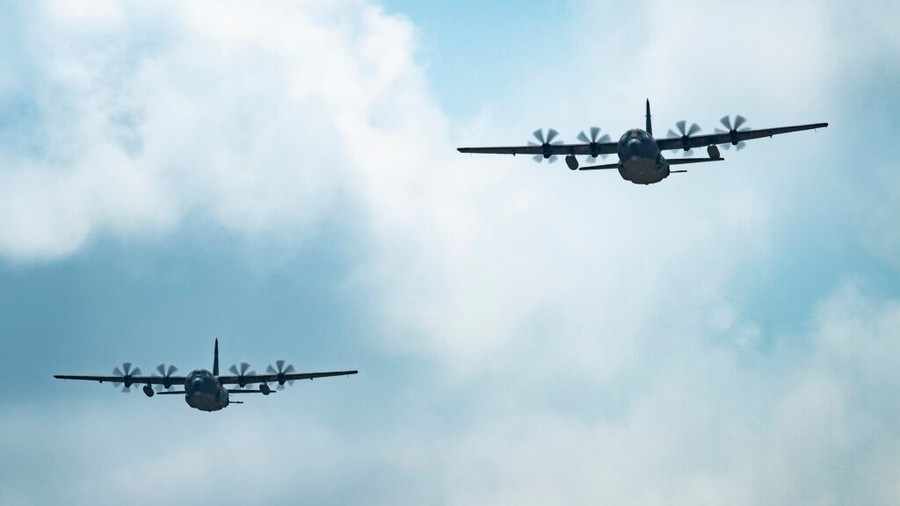 Hai máy bay chiến đấu AC-130J Ghostrider bay theo đội hình chiến thuật