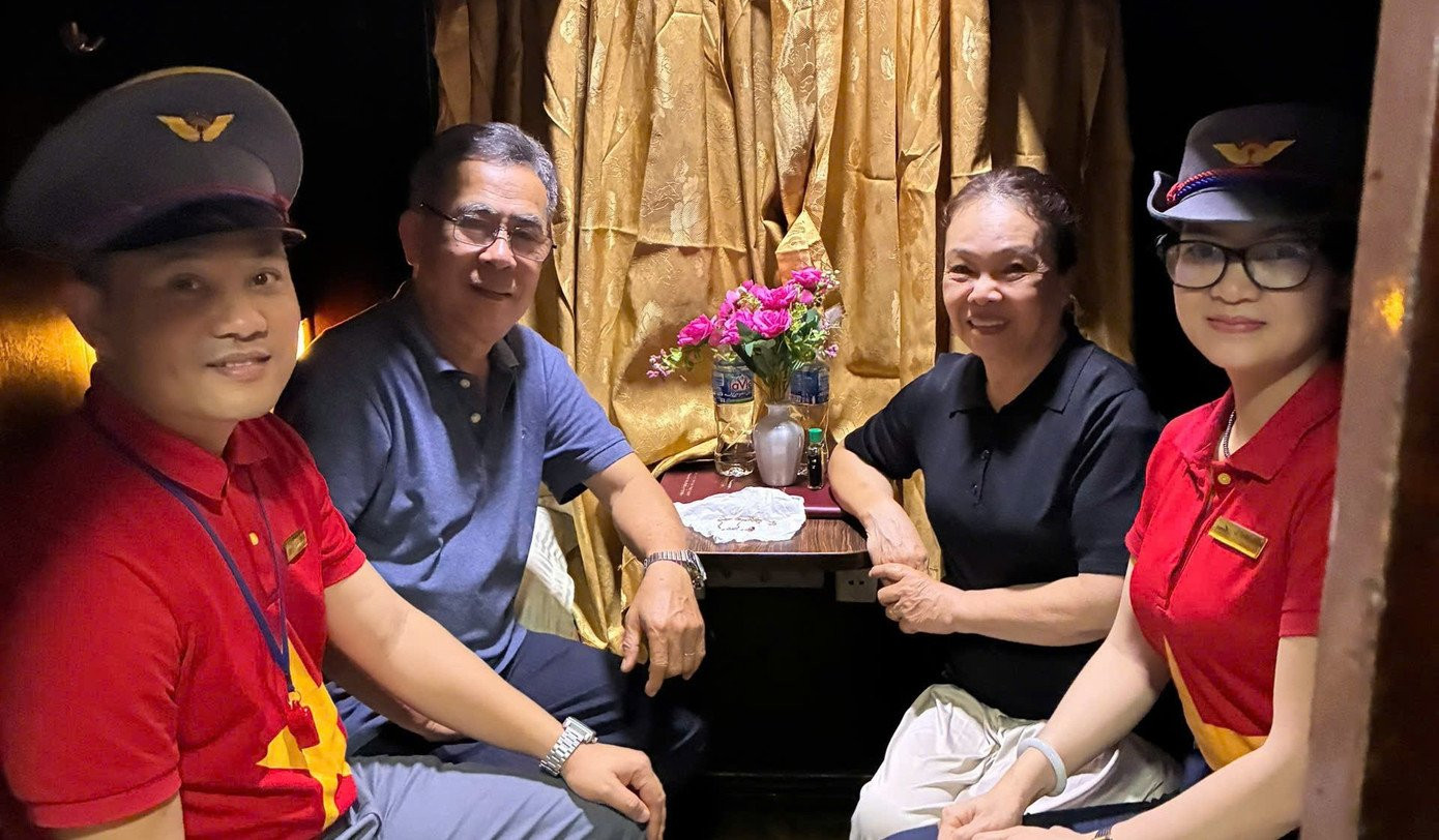 Tổ tiếp viên tàu SE5 trao trả gói vàng cho hành khách bỏ quên trong túi rác.