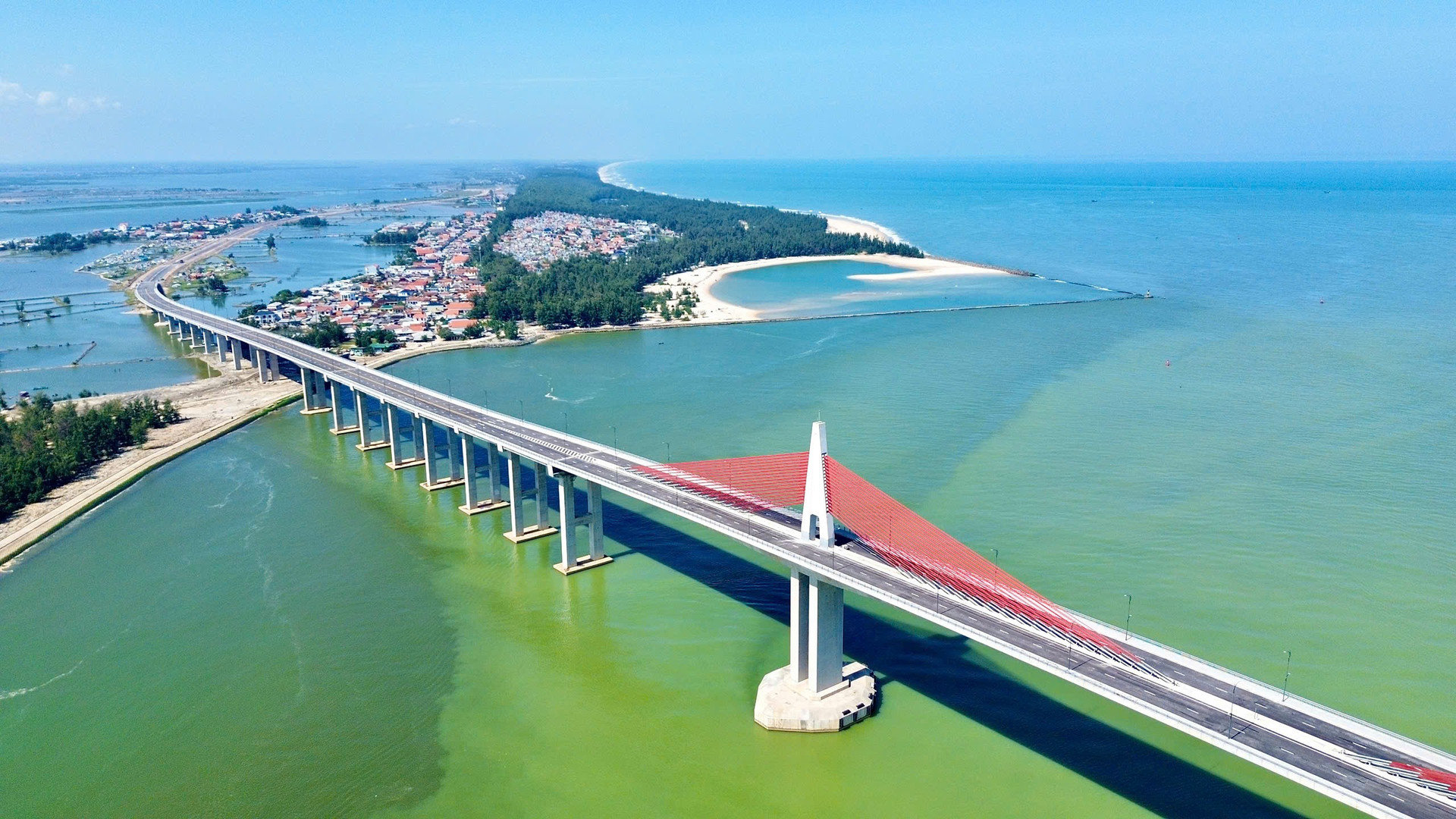Toàn cảnh công trình cầu Thuận An vượt biển dài nhất miền Trung nhìn từ trên cao.