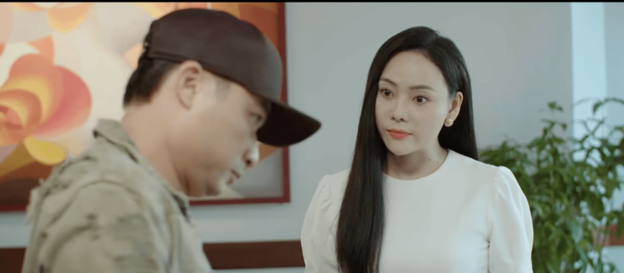 Cuộc đối thoại căng thẳng giữa Mỹ Trinh và Cấn Văn Hai về những sai sót trong việc xử lý hiện trường.