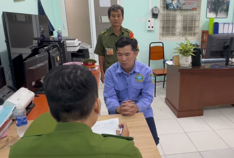 Đối tượng Bùi Thanh Bình làm việc với Cơ quan Công an sau khi thừa nhận hành vi.