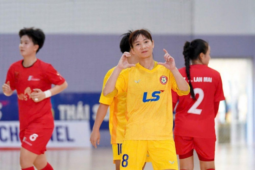 Thùy Trang ăn mừng bàn thắng mở tỷ số cho CLB nữ TP HCM tại giải futsal nữ VĐQG 2025