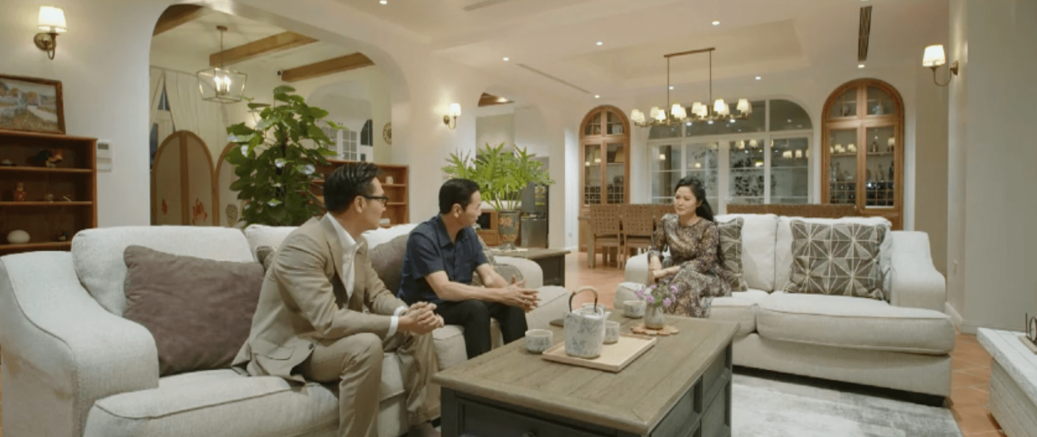 Cuộc gặp gỡ giữa ông Sách, Triển và bà Xuân tại Hà Nội để bàn về các vấn đề của Việt Đông.