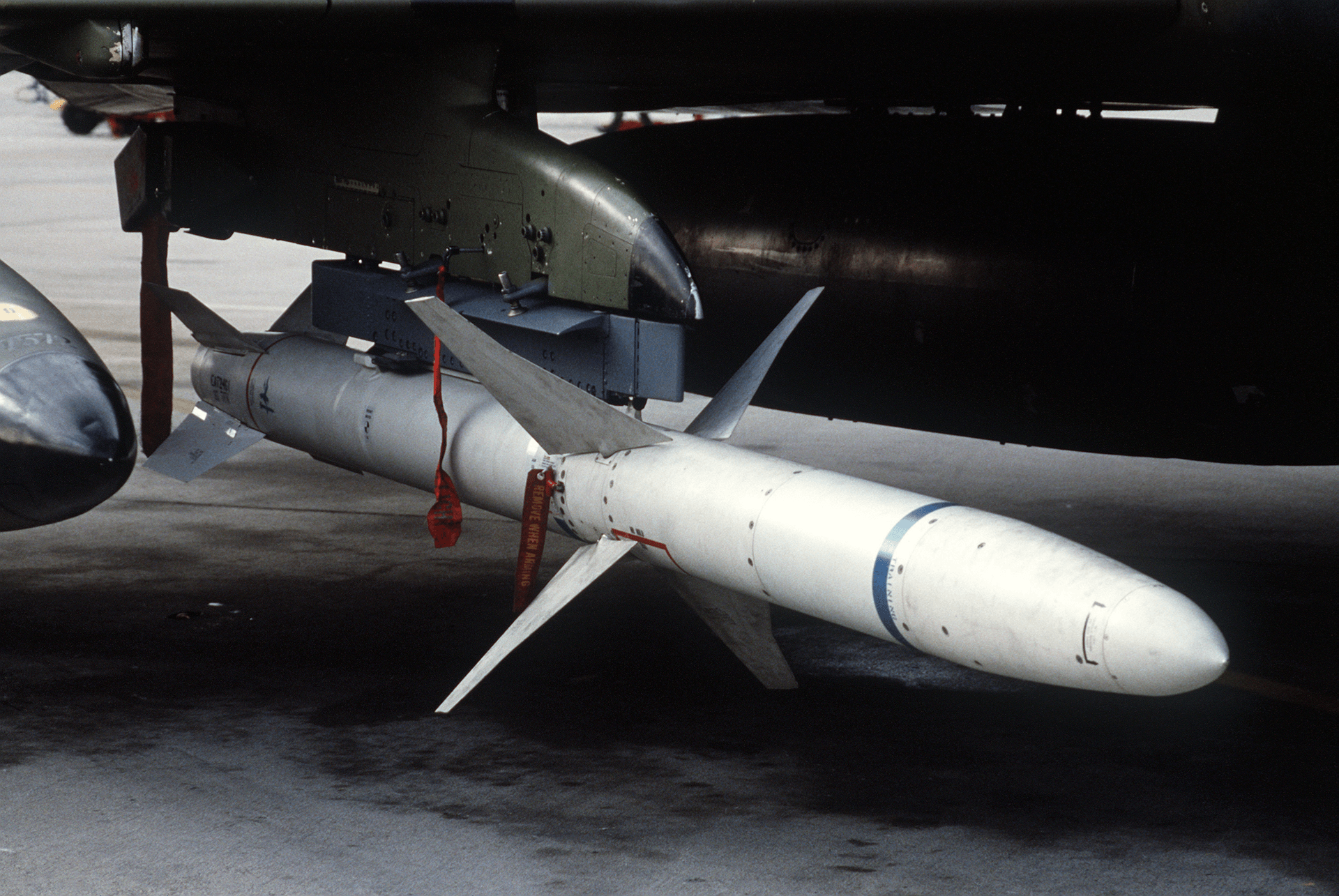 Tên lửa AGM-88 HARM treo dưới tiêm kích Mỹ