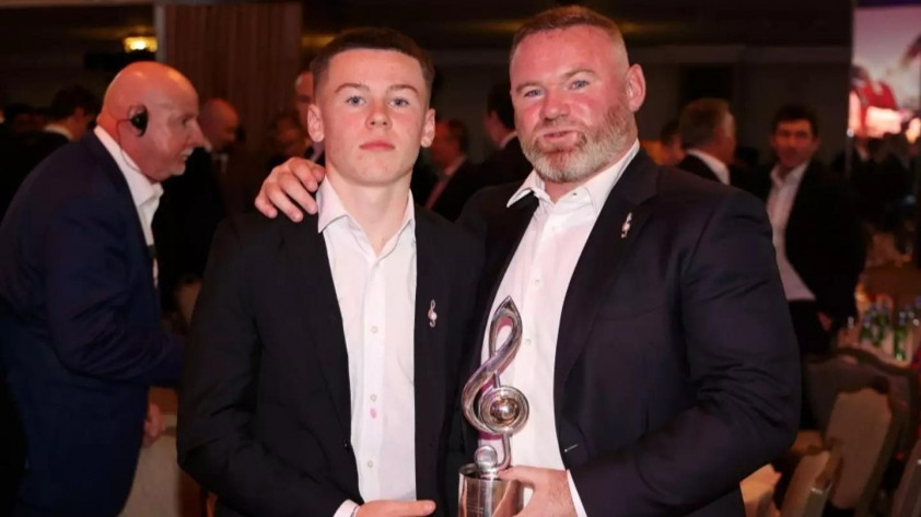 Kai Rooney bị MU cấm mang giày thương hiệu