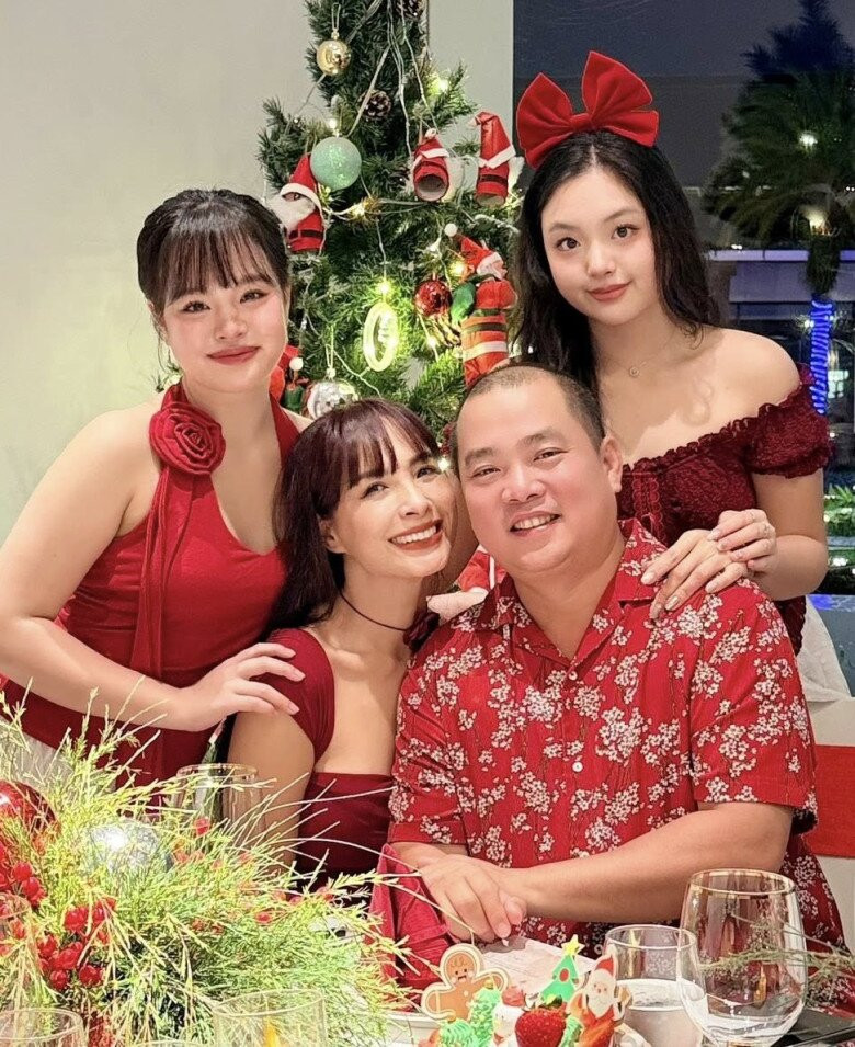 Gia đình Thúy Hạnh quây quần với đầy đủ thành viên dịp năm mới.