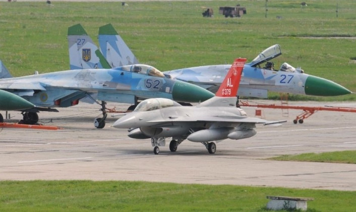 Tiêm kích Su-27 sở hữu kích thước và công suất radar vượt trội so với F-16