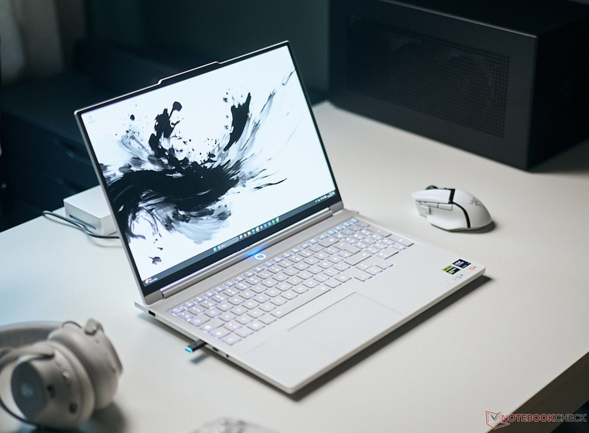 Laptop gaming Lenovo Legion 7i với màn hình OLED 2.5K 165Hz sắc nét và cấu hình mạnh mẽ.