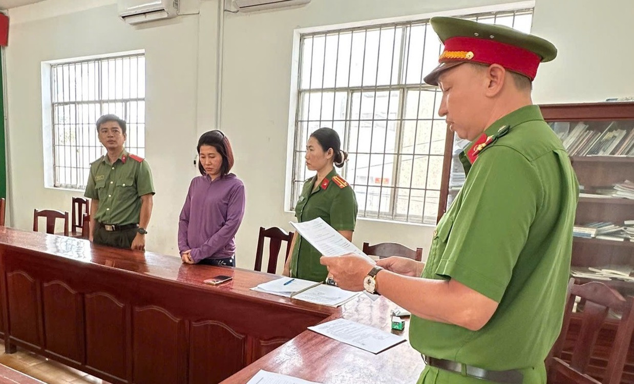 Cơ quan Công an tống đạt lệnh đối với Phạm Huỳnh Tuyết Phượng