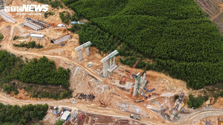 Công nhân đang triển khai các hạng mục kỹ thuật bên trong hầm Phượng Hoàng