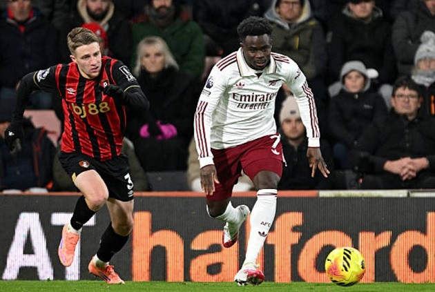 Bukayo Saka kiến tạo ngay sau khi vào sân từ ghế dự bị.