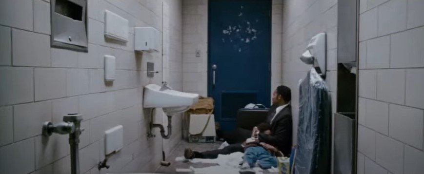 Cảnh phim gây xúc động mạnh khi nhân vật Chris Gardner ôm con ngủ trong nhà vệ sinh công cộng.