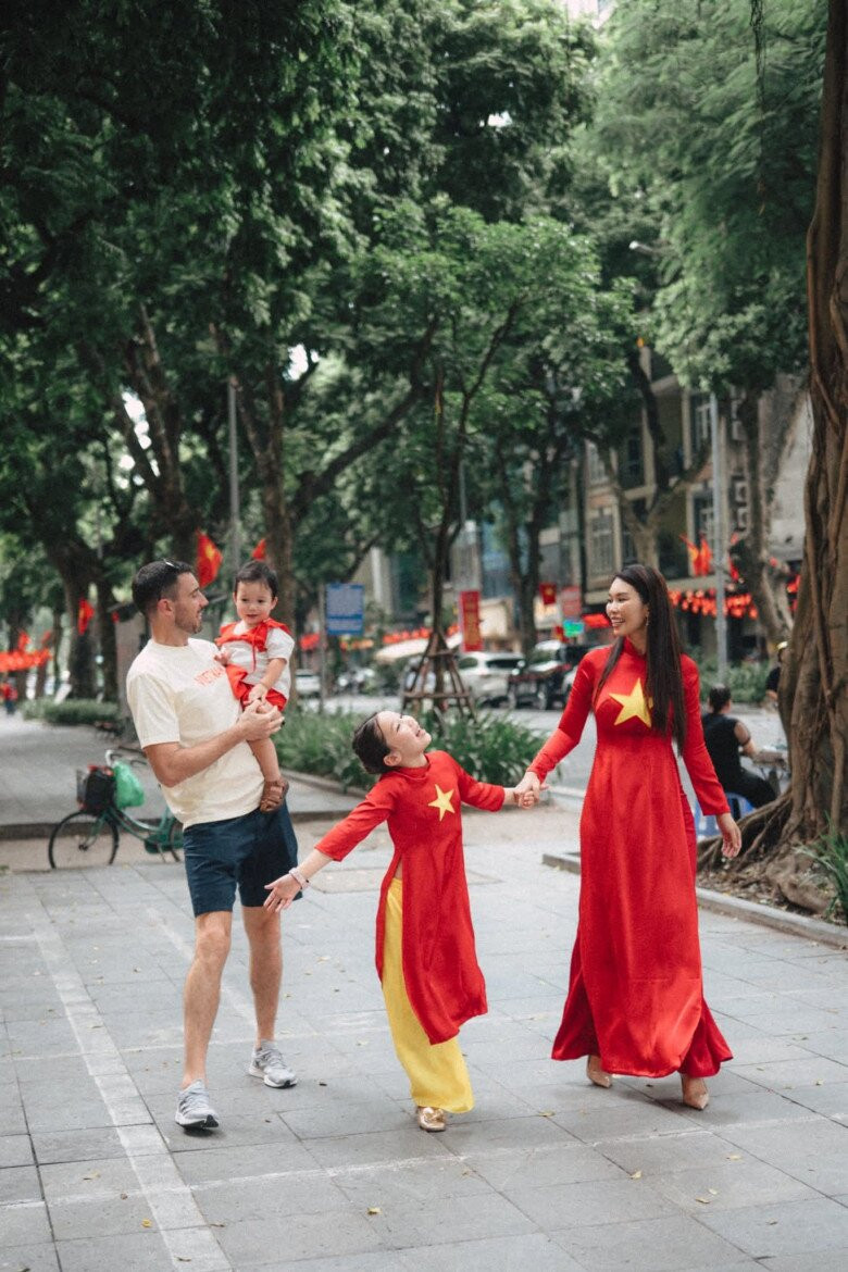 Nữ siêu mẫu luôn chú trọng bồi dưỡng, rèn luyện tiếng Việt và văn hóa dân tộc cho các con.