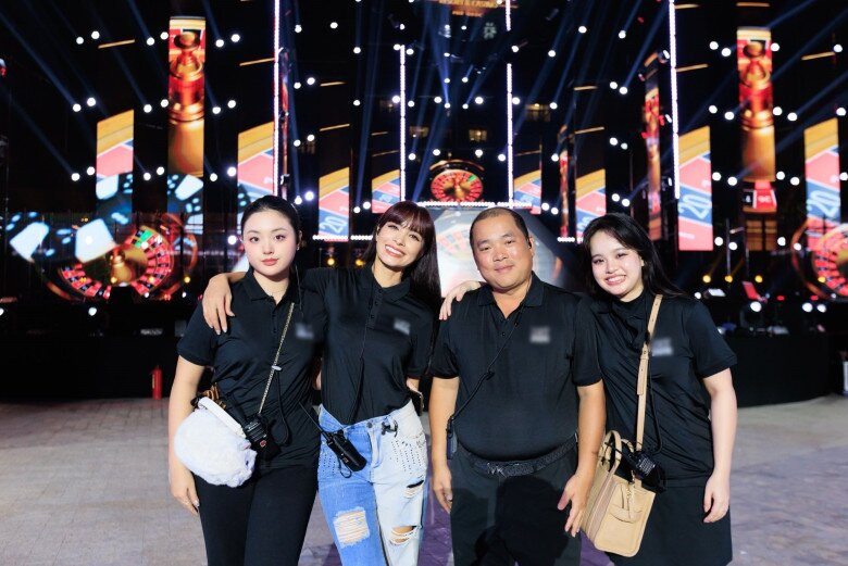 2 con gái của Thúy Hạnh phụ giúp event do công ty gia đình tổ chức.