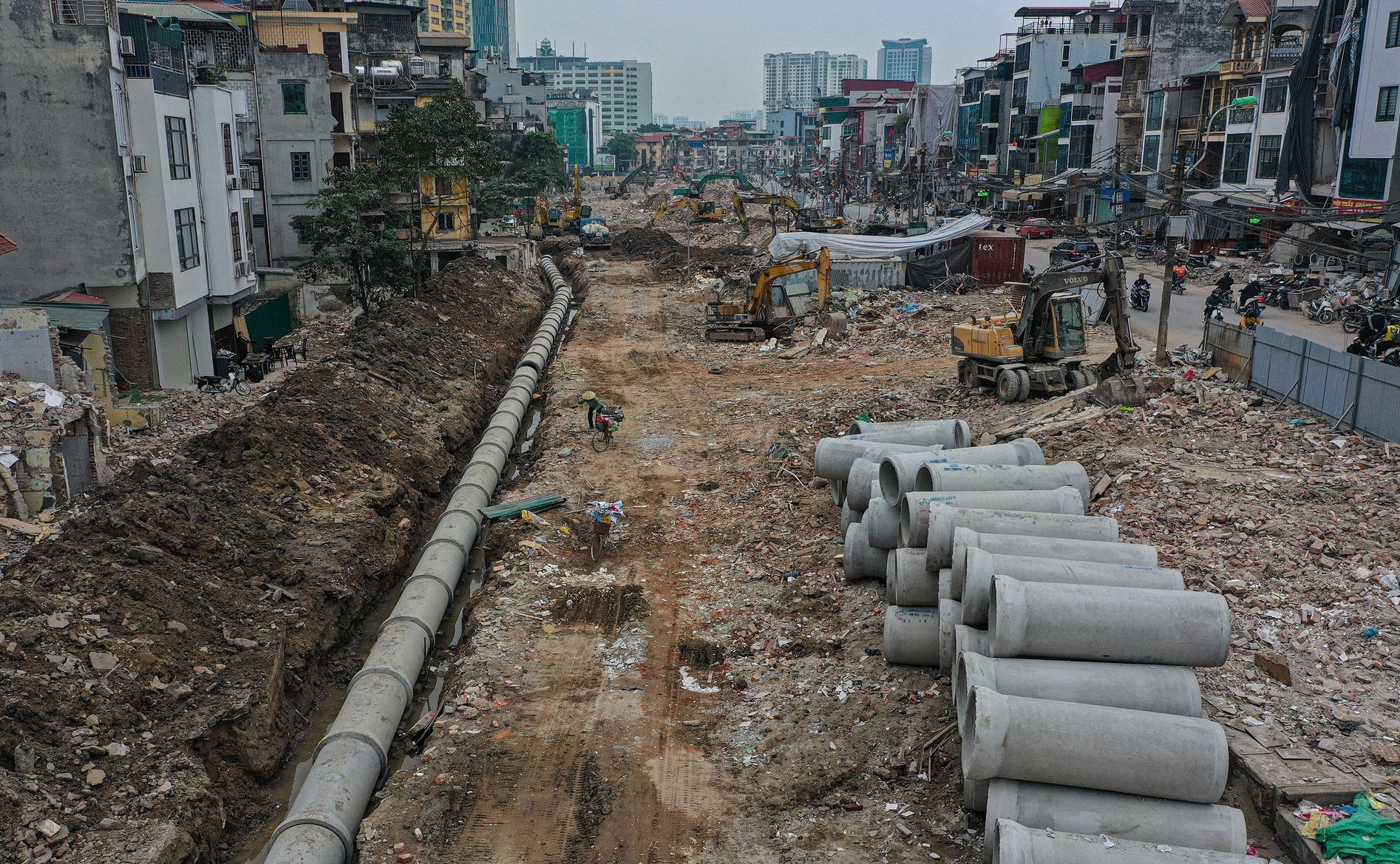 Công trường dự án đường Vành đai 1 đoạn Hoàng Cầu - Voi Phục tập trung thi công