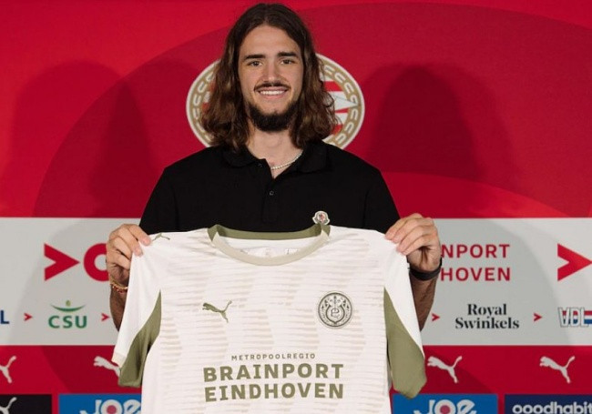 Yarek Gasiorowski gia nhập PSV từ Valencia