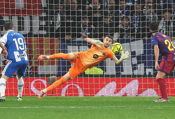 Thủ thành Joan Garcia trong màu áo Barcelona đối đầu đội bóng cũ Espanyol.