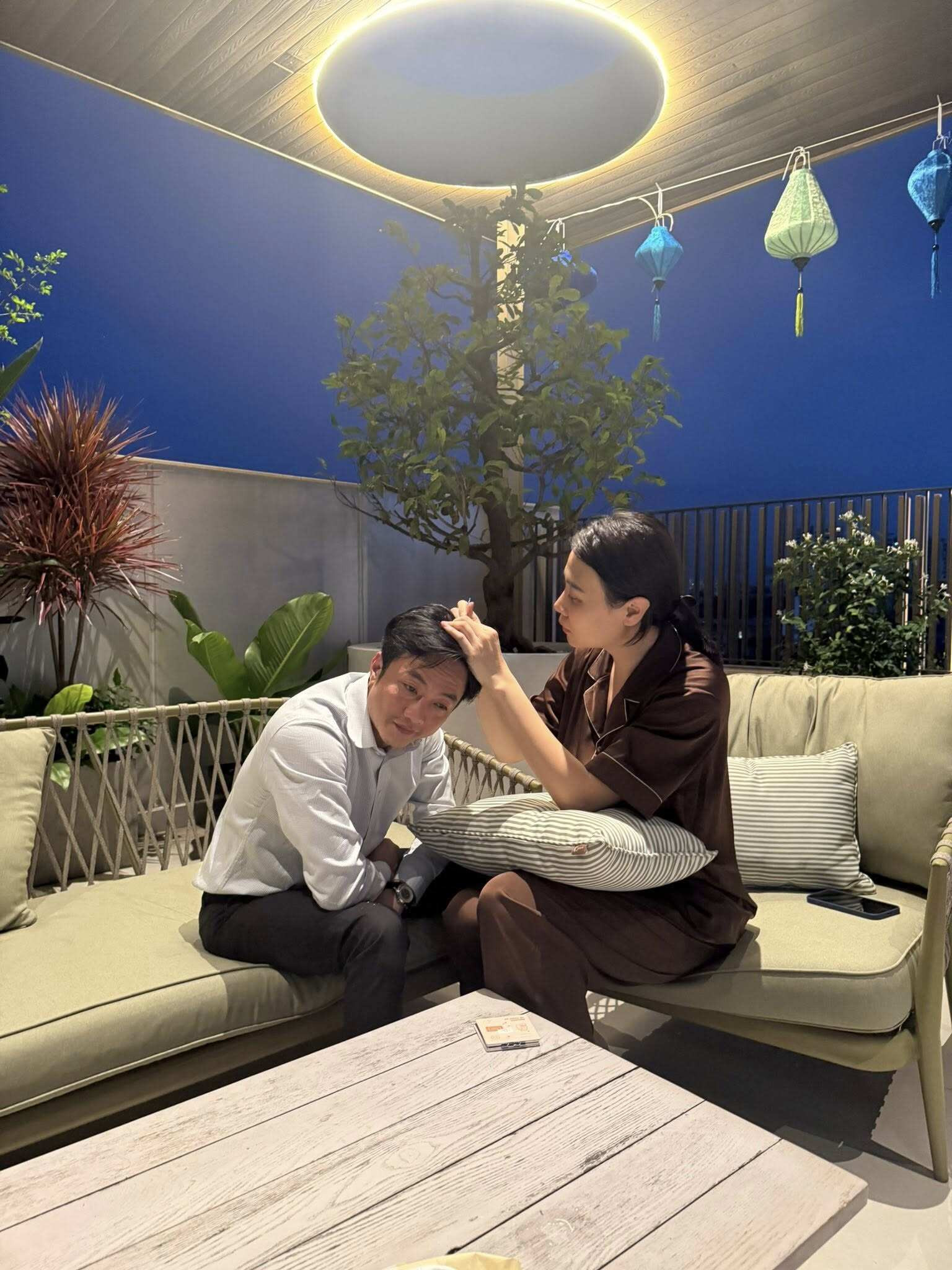 Cuối năm 2025, Cường Đô La xả ảnh mừng kỷ niệm 10 năm yêu Đàm Thu Trang.