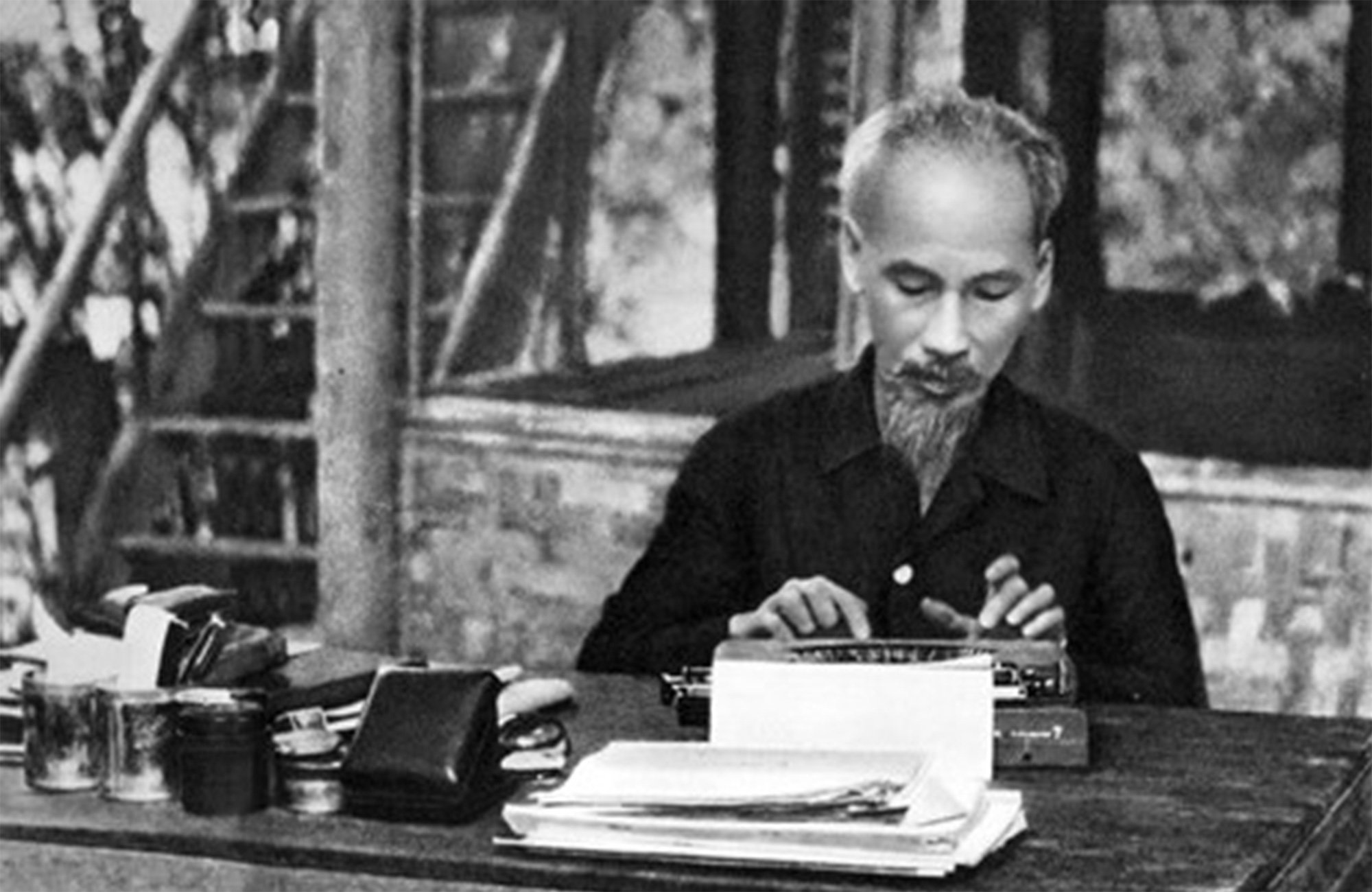 Chủ tịch Hồ Chí Minh làm việc tại Việt Bắc trong thời kỳ kháng chiến chống thực dân Pháp. (Ảnh tư liệu)