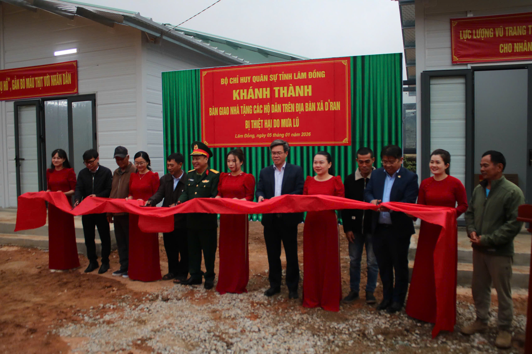 Các đại biểu cắt băng khánh thành, bàn giao nhà cho các hộ dân