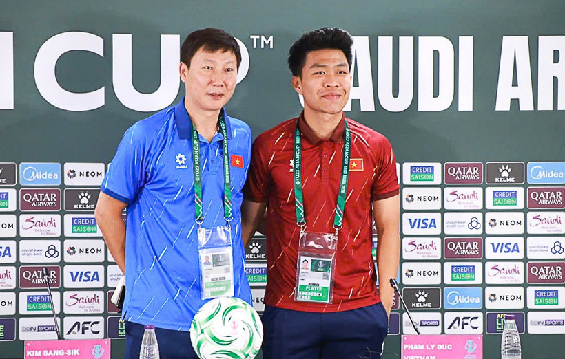 Huấn luyện viên trưởng đội tuyển U23 Việt Nam Kim Sang-sik (trái) và trung vệ Phạm Lý Đức tham dự buổi họp báo. (Ảnh: VFF)