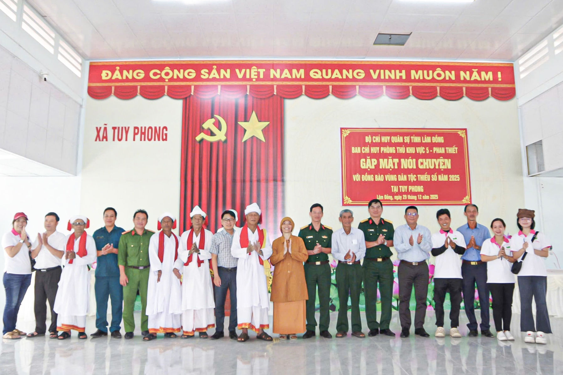 dai-bien-ban-chi-huy-phong-thu-khu-vuc-5-xa-tuy-phong-hoi-thien-nguyen-hieu-va-thuong-cung-chup-hinh-luu-niem-voi-gia-lang-nguoi-co-uy-tin-tai-buoi-gap-mat(1).jpg